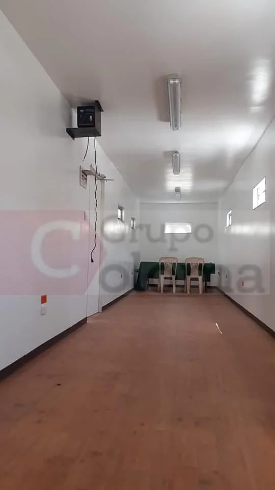Contenedor adaptado para ambiente interno utilizado como oficina o espacio de trabajo