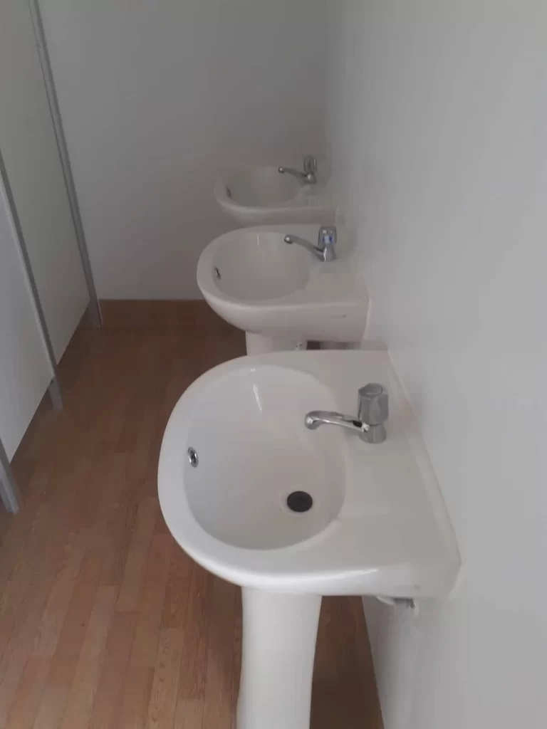 Venta de contenedores adaptados como baños modulares para proyectos en Perú